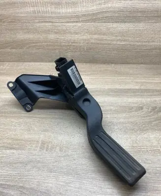 Ford Mondeo Mk III Accelerator throttle pedal 1S719F836BB