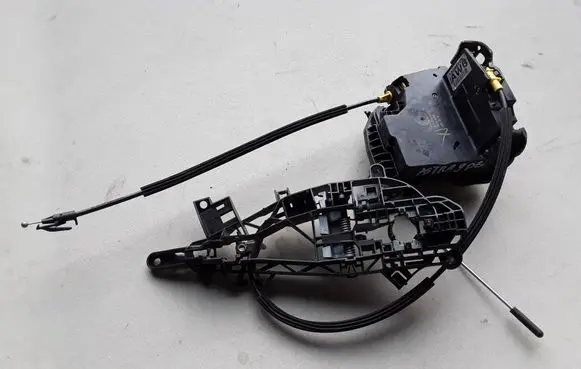 Opel Astra K Rear door lock 