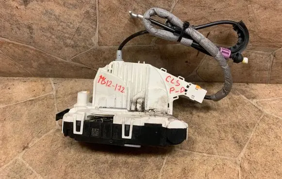 Mercedes-Benz CLS C218 X218 Front door lock A2047202435