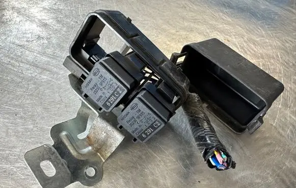 Nissan Qashqai Relay mounting block 