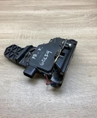 Volkswagen Golf IV Front door lock 3B1837015A