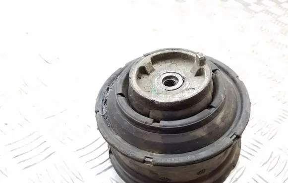 Mercedes-Benz S W220 Engine mount bracket