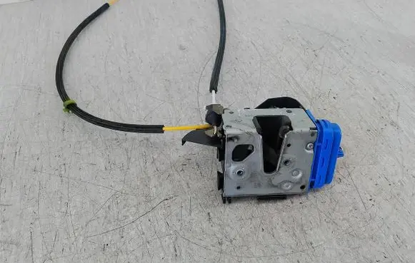 Audi A4 S4 B5 8D Rear door lock 8D0839016A