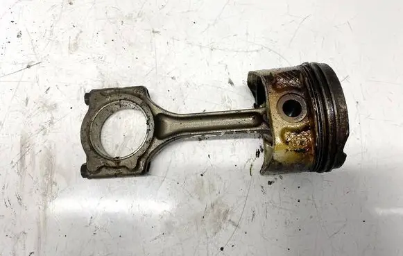 Renault Megane III Piston with connecting rod
