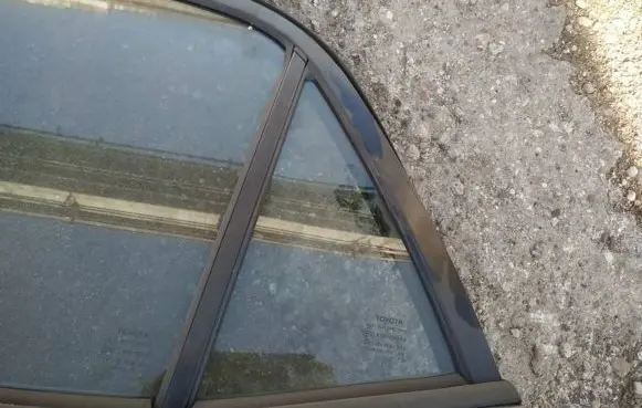 Toyota Auris 150 Rear vent window glass 