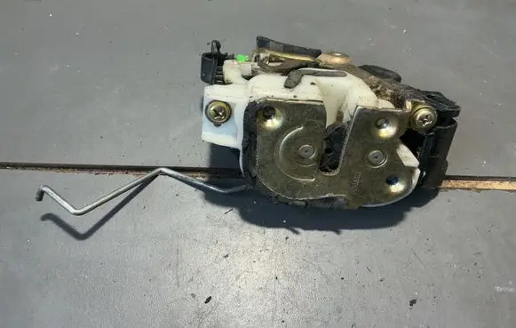 Mitsubishi Outlander Front door lock 