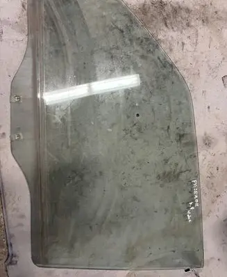 Mitsubishi Pajero Front door window glass four-door 