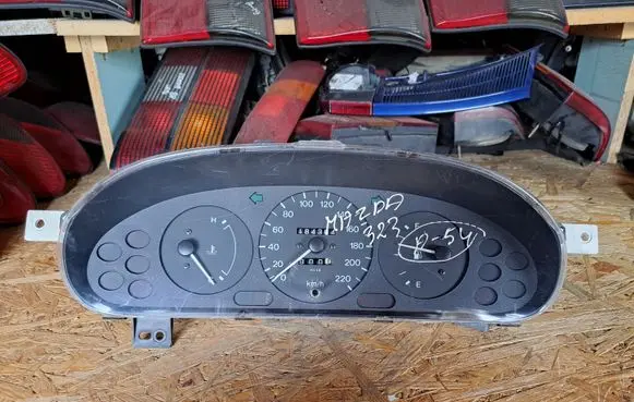 Mazda 323 F Speedometer (instrument cluster) BC5NC