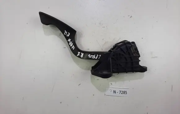 Accelerator throttle pedal