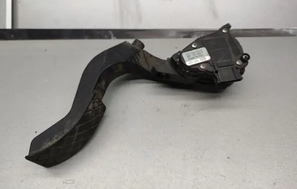 Volkswagen PASSAT B5.5 Accelerator throttle pedal 8D1721523F