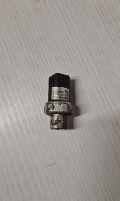 Volkswagen PASSAT B5.5 Air conditioning (A/C) pressure sensor 8D0959482B
