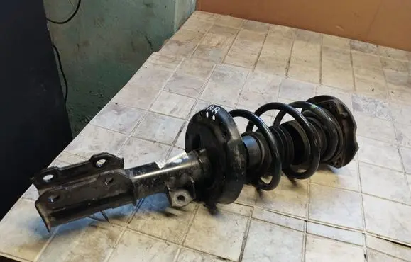 Chevrolet Cruze II Front shock absorber with coil spring 39040191 812689818