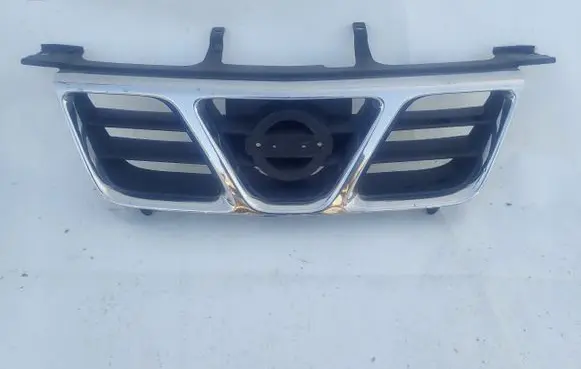 Nissan X-Trail T30 Front bumper upper radiator grill