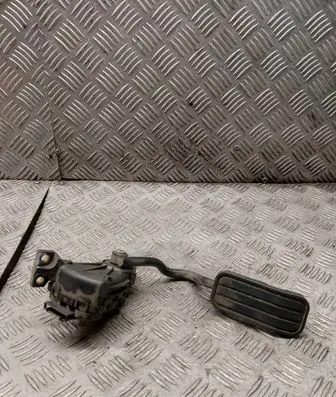 Accelerator throttle pedal