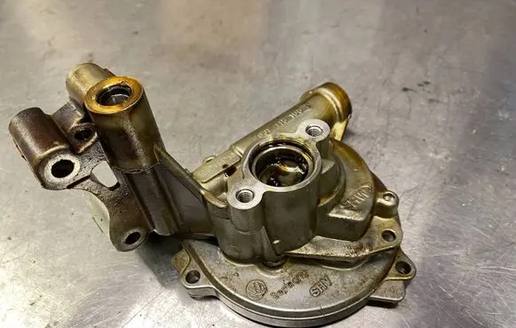 Volkswagen Caddy Oil pump 03F115105D 1012151258