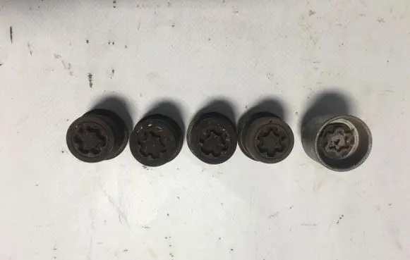 Toyota Avensis T270 Anti-theft wheel nuts and lock 