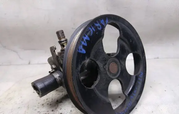 Mitsubishi Carisma Power steering pump MR910913