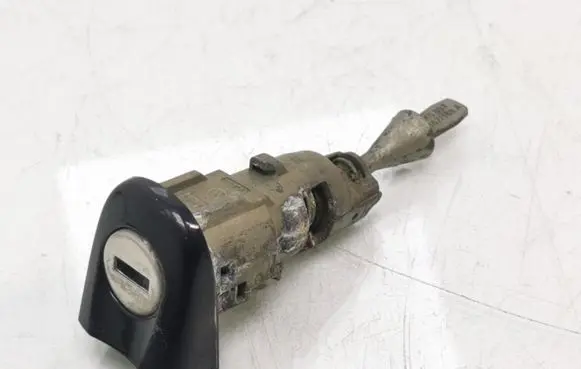 Volkswagen Jetta V Front door lock (next to the handle) 1K5837167