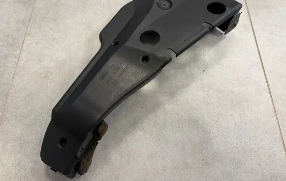 Land Rover Range Rover Sport L320 Pneumatic air compressor holding bracket LR044026