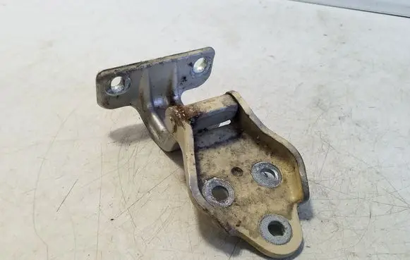 Iveco Daily 5th gen Front door upper hinge 