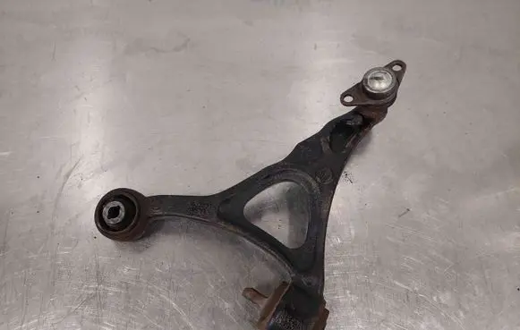 Volvo XC90 Front lower control arm/wishbone 8646613
