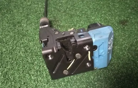 Volvo V70 Front door lock