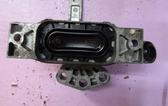 Opel Insignia A Engine mount bracket 13227712