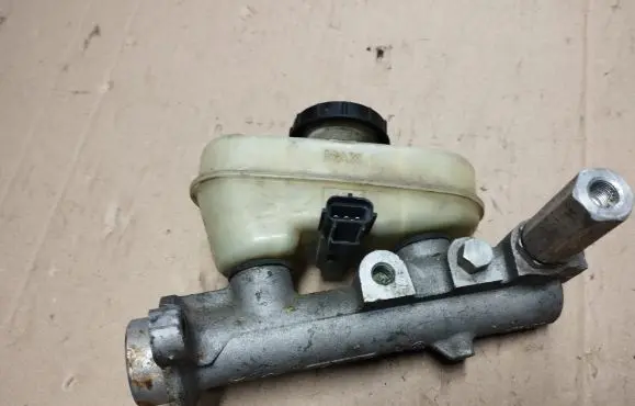 Lincoln Town Car Master brake cylinder