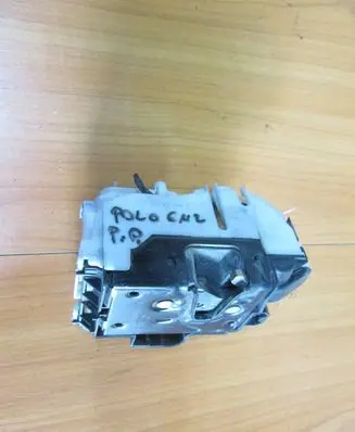Volkswagen Polo III 6N 6N2 6NF Front door lock 6N1837016E