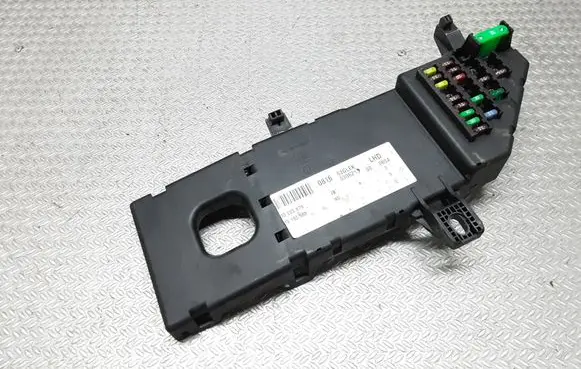 Opel Signum Fuse module 13223679