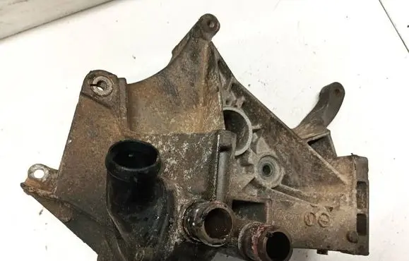 Volkswagen PASSAT B5 Engine mounting bracket 028903143AF