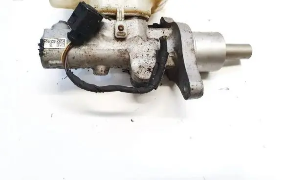 Volkswagen Golf VI Master brake cylinder