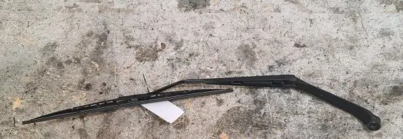 Toyota RAV 4 (XA20) Front wiper blade arm