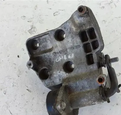 BMW 3 E36 A/C compressor mount bracket 7787258