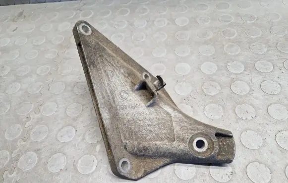 BMW 7 E65 E66 Engine mounting bracket 6758419