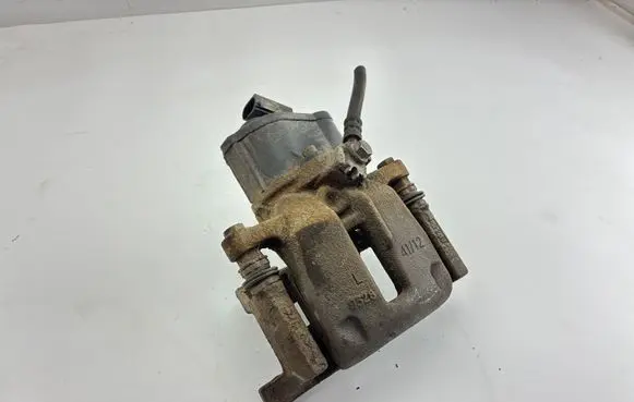 Volkswagen PASSAT B7 Rear brake caliper 32332267
