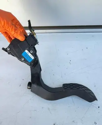 Volkswagen PASSAT B5.5 Accelerator throttle pedal 8D1723523F