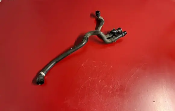 Engine coolant pipe/hose
