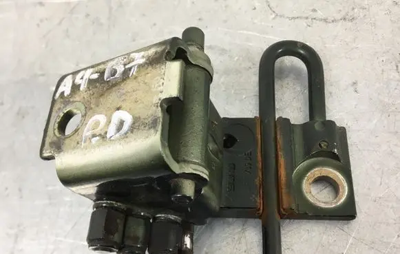 Audi A4 S4 B7 8E 8H Front door lower hinge 8E0831412B