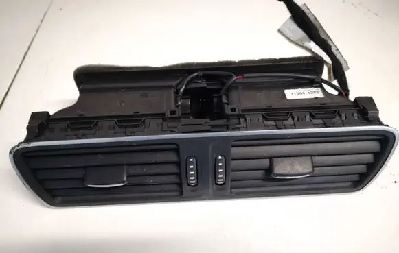 Volkswagen PASSAT B7 Dash center air vent grill s0911438