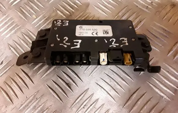 Volkswagen Touran I Aerial antenna amplifier 1T0035530