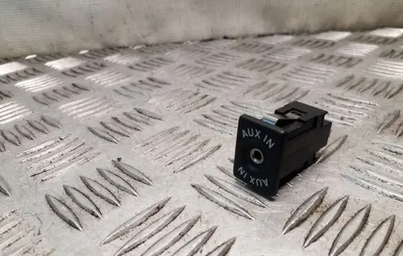 Volkswagen Tiguan AUX in-socket connector 5M0035724