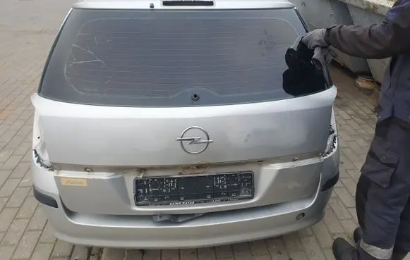 Opel Astra H Rear windscreen/windshield window 