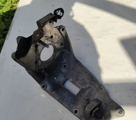 Peugeot 406 Engine mounting bracket