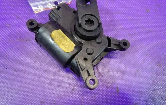 Volkswagen PASSAT B6 A/C air flow flap actuator/motor T911205A