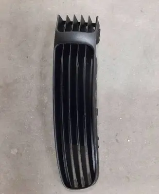 Volkswagen PASSAT B5 Front bumper lower grill 3B0853678