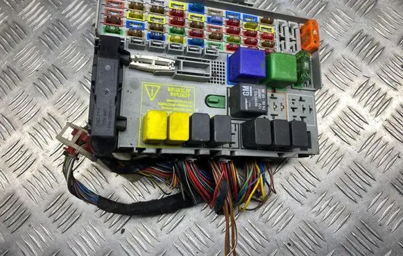 Opel Zafira A Fuse box set 24412497