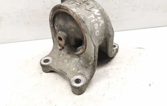 Nissan Almera Tino Engine mount bracket