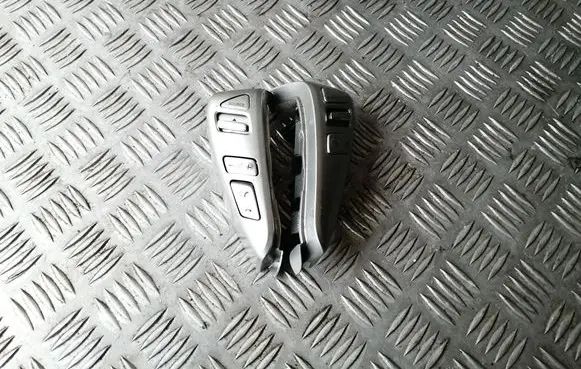 Steering wheel buttons/switches
