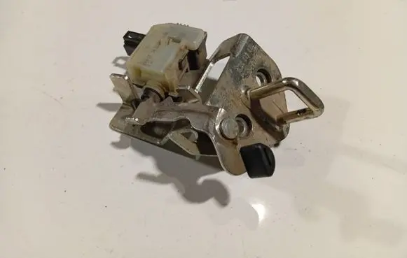 Skoda Octavia Mk2 (1Z) Central locking motor 806615
